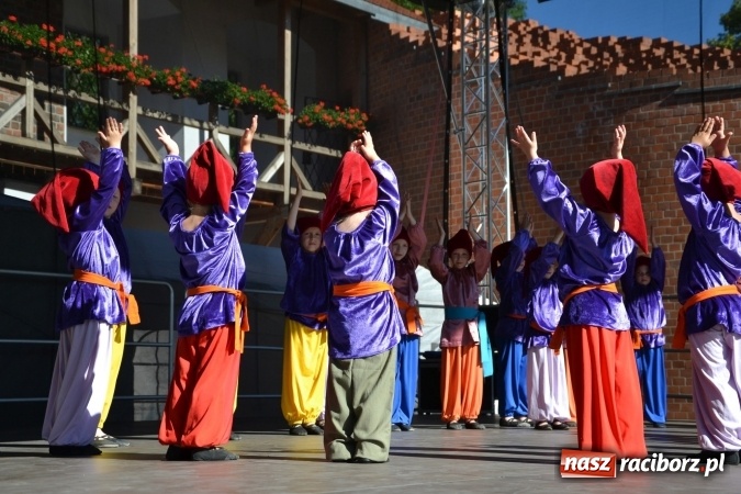 Zdjęcie w galerii na portalu naszraciborz.pl: 16. edycja Międzynarodowych Spotkań Artystycznych Śląsk Kraina Wielu Kultur za nami. Video przemarszu z lotu ptaka wiadomości z regionu