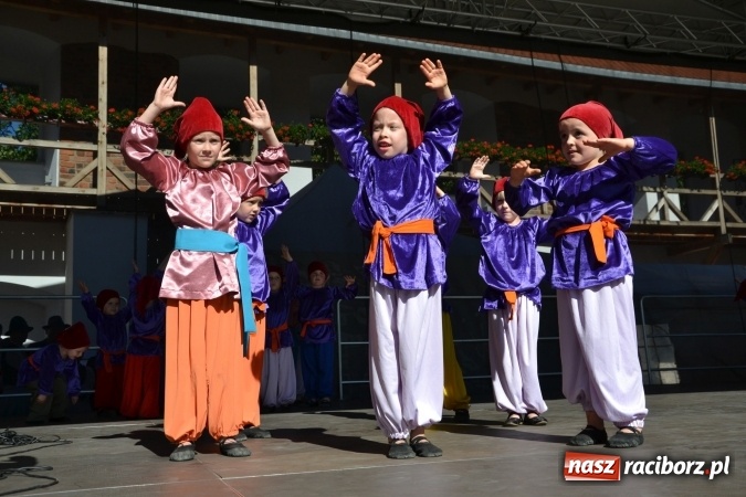 Zdjęcie w galerii na portalu naszraciborz.pl: 16. edycja Międzynarodowych Spotkań Artystycznych Śląsk Kraina Wielu Kultur za nami. Video przemarszu z lotu ptaka wiadomości z regionu