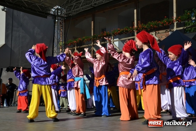 Zdjęcie w galerii na portalu naszraciborz.pl: 16. edycja Międzynarodowych Spotkań Artystycznych Śląsk Kraina Wielu Kultur za nami. Video przemarszu z lotu ptaka wiadomości z regionu