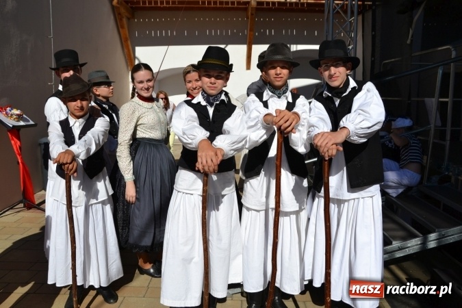 Zdjęcie w galerii na portalu naszraciborz.pl: 16. edycja Międzynarodowych Spotkań Artystycznych Śląsk Kraina Wielu Kultur za nami. Video przemarszu z lotu ptaka wiadomości z regionu