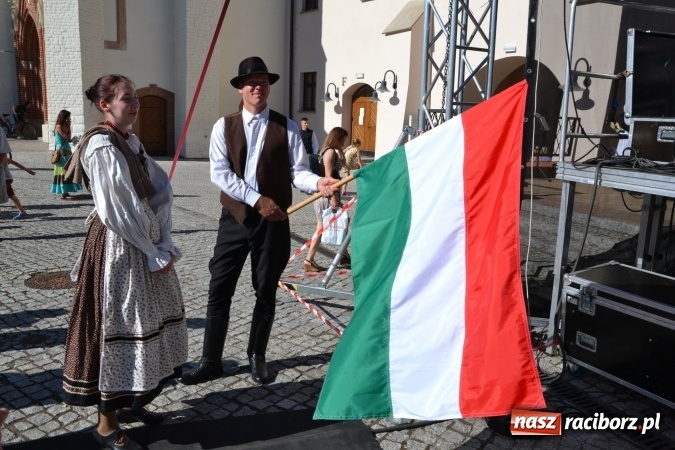 Zdjęcie w galerii na portalu naszraciborz.pl: 16. edycja Międzynarodowych Spotkań Artystycznych Śląsk Kraina Wielu Kultur za nami. Video przemarszu z lotu ptaka wiadomości z regionu