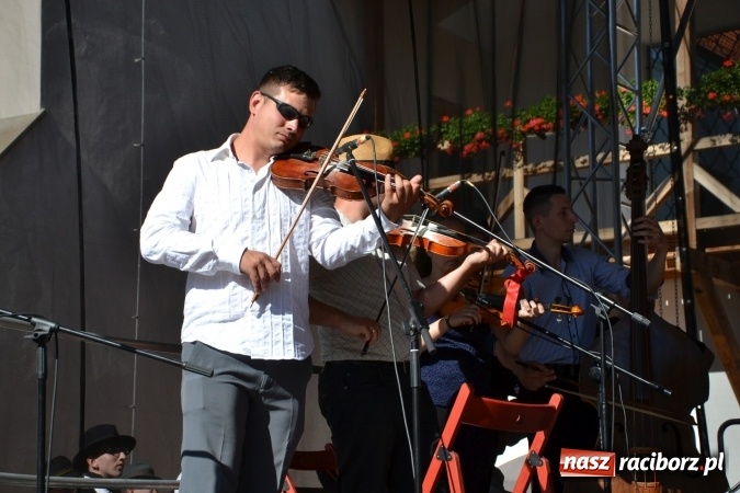 Zdjęcie w galerii na portalu naszraciborz.pl: 16. edycja Międzynarodowych Spotkań Artystycznych Śląsk Kraina Wielu Kultur za nami. Video przemarszu z lotu ptaka wiadomości z regionu