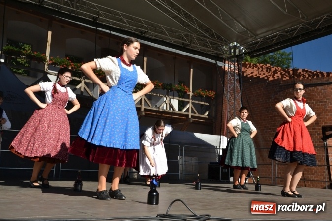 Zdjęcie w galerii na portalu naszraciborz.pl: 16. edycja Międzynarodowych Spotkań Artystycznych Śląsk Kraina Wielu Kultur za nami. Video przemarszu z lotu ptaka wiadomości z regionu