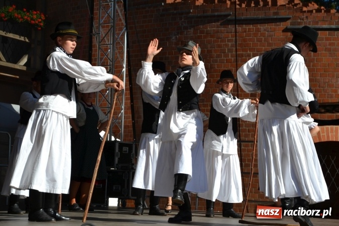 Zdjęcie w galerii na portalu naszraciborz.pl: 16. edycja Międzynarodowych Spotkań Artystycznych Śląsk Kraina Wielu Kultur za nami. Video przemarszu z lotu ptaka wiadomości z regionu