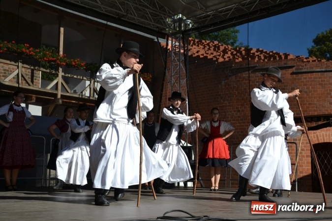 Zdjęcie w galerii na portalu naszraciborz.pl: 16. edycja Międzynarodowych Spotkań Artystycznych Śląsk Kraina Wielu Kultur za nami. Video przemarszu z lotu ptaka wiadomości z regionu