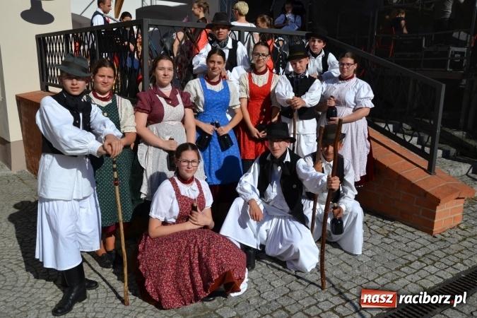 Zdjęcie w galerii na portalu naszraciborz.pl: 16. edycja Międzynarodowych Spotkań Artystycznych Śląsk Kraina Wielu Kultur za nami. Video przemarszu z lotu ptaka wiadomości z regionu