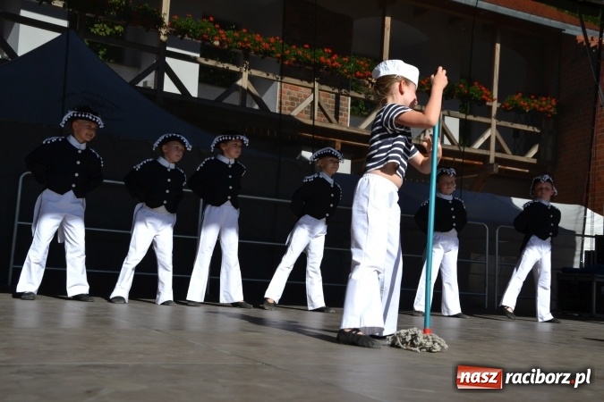 Zdjęcie w galerii na portalu naszraciborz.pl: 16. edycja Międzynarodowych Spotkań Artystycznych Śląsk Kraina Wielu Kultur za nami. Video przemarszu z lotu ptaka wiadomości z regionu