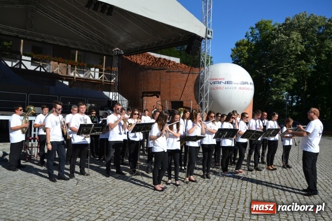 Zdjęcie w galerii na portalu naszraciborz.pl: 16. edycja Międzynarodowych Spotkań Artystycznych Śląsk Kraina Wielu Kultur za nami. Video przemarszu z lotu ptaka wiadomości z regionu