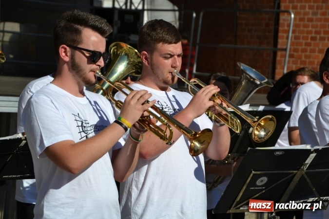 Zdjęcie w galerii na portalu naszraciborz.pl: 16. edycja Międzynarodowych Spotkań Artystycznych Śląsk Kraina Wielu Kultur za nami. Video przemarszu z lotu ptaka wiadomości z regionu