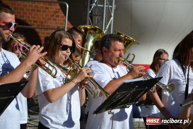 Zdjęcie w galerii na portalu naszraciborz.pl: 16. edycja Międzynarodowych Spotkań Artystycznych Śląsk Kraina Wielu Kultur za nami. Video przemarszu z lotu ptaka wiadomości z regionu