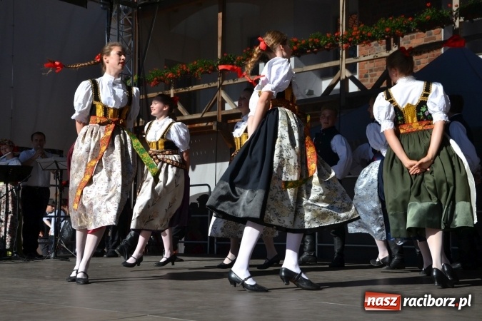 Zdjęcie w galerii na portalu naszraciborz.pl: 16. edycja Międzynarodowych Spotkań Artystycznych Śląsk Kraina Wielu Kultur za nami. Video przemarszu z lotu ptaka wiadomości z regionu