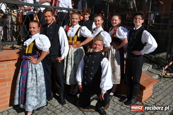 Zdjęcie w galerii na portalu naszraciborz.pl: 16. edycja Międzynarodowych Spotkań Artystycznych Śląsk Kraina Wielu Kultur za nami. Video przemarszu z lotu ptaka wiadomości z regionu