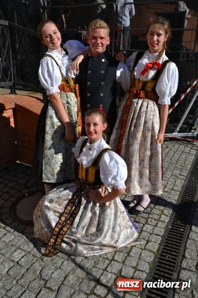 Zdjęcie w galerii na portalu naszraciborz.pl: 16. edycja Międzynarodowych Spotkań Artystycznych Śląsk Kraina Wielu Kultur za nami. Video przemarszu z lotu ptaka wiadomości z regionu