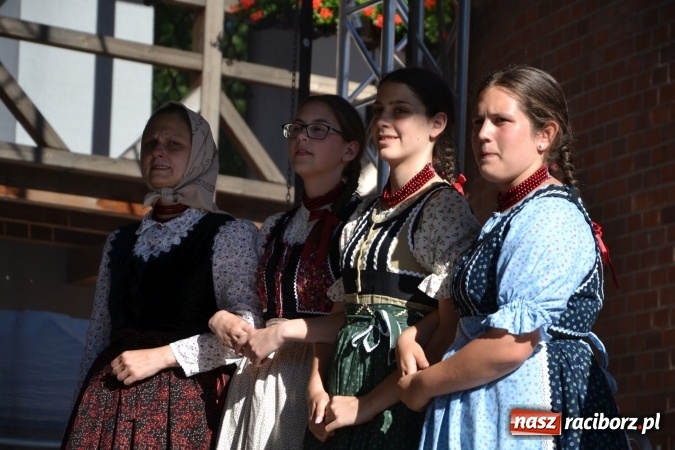 Zdjęcie w galerii na portalu naszraciborz.pl: 16. edycja Międzynarodowych Spotkań Artystycznych Śląsk Kraina Wielu Kultur za nami. Video przemarszu z lotu ptaka wiadomości z regionu