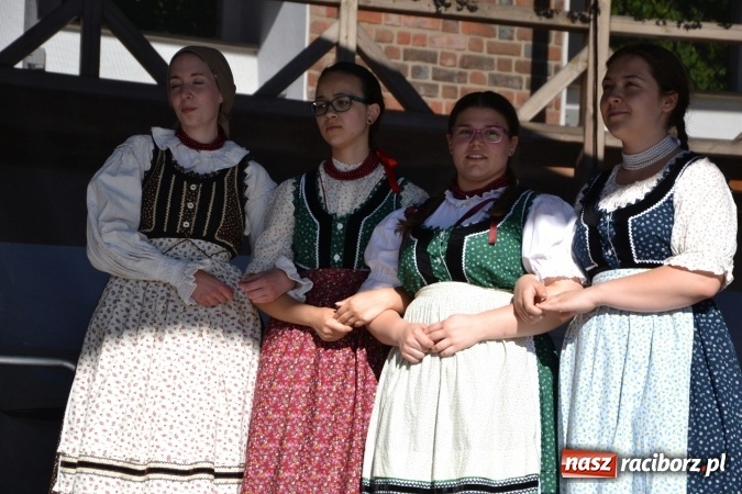 Zdjęcie w galerii na portalu naszraciborz.pl: 16. edycja Międzynarodowych Spotkań Artystycznych Śląsk Kraina Wielu Kultur za nami. Video przemarszu z lotu ptaka wiadomości z regionu