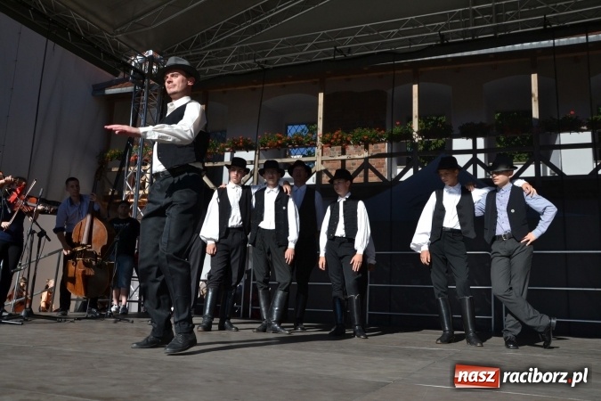Zdjęcie w galerii na portalu naszraciborz.pl: 16. edycja Międzynarodowych Spotkań Artystycznych Śląsk Kraina Wielu Kultur za nami. Video przemarszu z lotu ptaka wiadomości z regionu