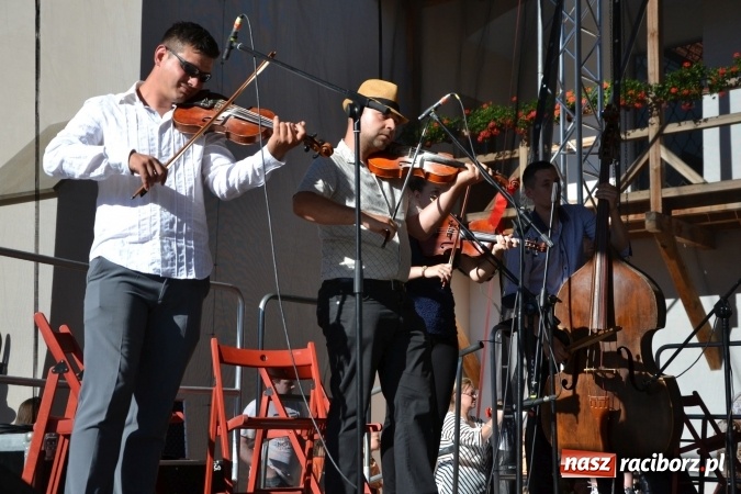Zdjęcie w galerii na portalu naszraciborz.pl: 16. edycja Międzynarodowych Spotkań Artystycznych Śląsk Kraina Wielu Kultur za nami. Video przemarszu z lotu ptaka wiadomości z regionu