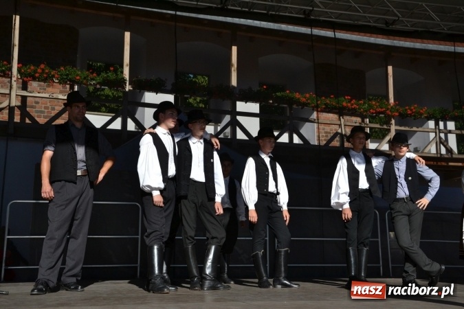 Zdjęcie w galerii na portalu naszraciborz.pl: 16. edycja Międzynarodowych Spotkań Artystycznych Śląsk Kraina Wielu Kultur za nami. Video przemarszu z lotu ptaka wiadomości z regionu