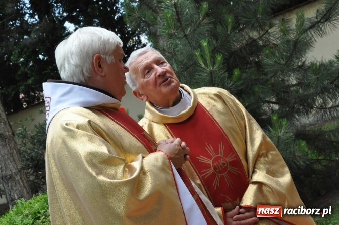 Zdjęcie w galerii na portalu naszraciborz.pl: 25 lat kapłaństwa ks. Piotra Tkocza. Proboszcz w podstawowym składzie LKS Twork&oacute;w wiadomości z regionu