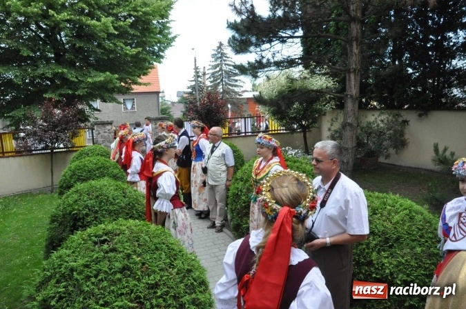 Zdjęcie w galerii na portalu naszraciborz.pl: 25 lat kapłaństwa ks. Piotra Tkocza. Proboszcz w podstawowym składzie LKS Twork&oacute;w wiadomości z regionu