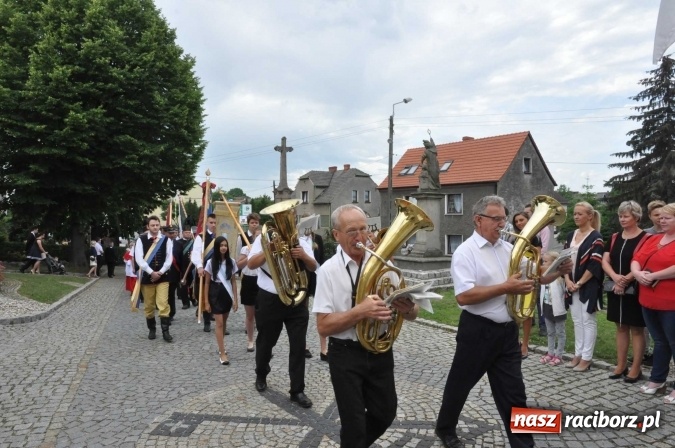 Zdjęcie w galerii na portalu naszraciborz.pl: 25 lat kapłaństwa ks. Piotra Tkocza. Proboszcz w podstawowym składzie LKS Twork&oacute;w wiadomości z regionu