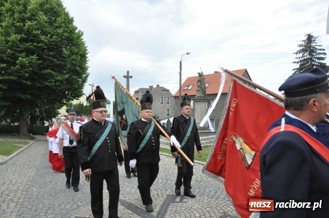 Zdjęcie w galerii na portalu naszraciborz.pl: 25 lat kapłaństwa ks. Piotra Tkocza. Proboszcz w podstawowym składzie LKS Twork&oacute;w wiadomości z regionu