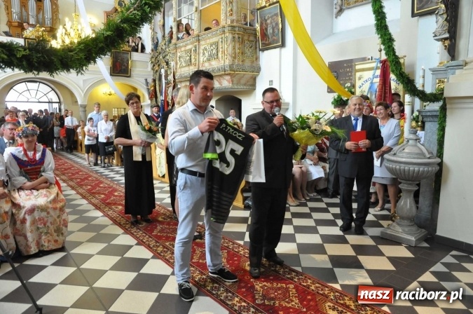 Zdjęcie w galerii na portalu naszraciborz.pl: 25 lat kapłaństwa ks. Piotra Tkocza. Proboszcz w podstawowym składzie LKS Twork&oacute;w wiadomości z regionu