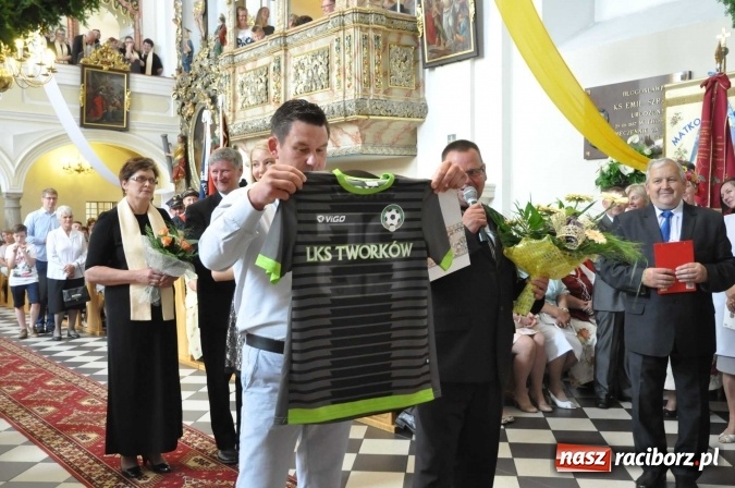 Zdjęcie w galerii na portalu naszraciborz.pl: 25 lat kapłaństwa ks. Piotra Tkocza. Proboszcz w podstawowym składzie LKS Twork&oacute;w wiadomości z regionu