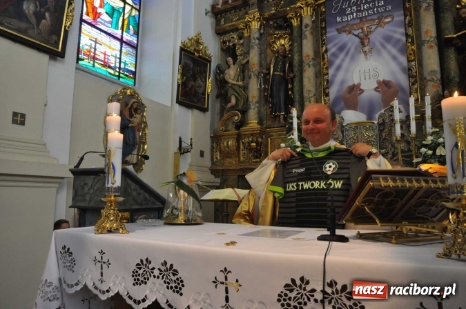 Zdjęcie w galerii na portalu naszraciborz.pl: 25 lat kapłaństwa ks. Piotra Tkocza. Proboszcz w podstawowym składzie LKS Twork&oacute;w wiadomości z regionu