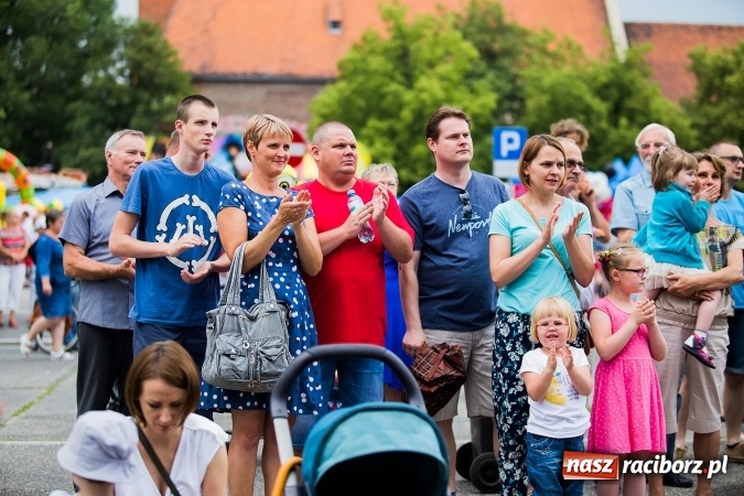 Zdjęcie w galerii na portalu naszraciborz.pl: Dni Raciborza 2016. Prezentacje zespoł&oacute;w RCK na placu Długosza wiadomości z regionu