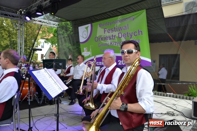 Zdjęcie w galerii na portalu naszraciborz.pl: IV Międzynarodowy Festiwal Orkiestr Dętych w Tworkowie wiadomości z regionu