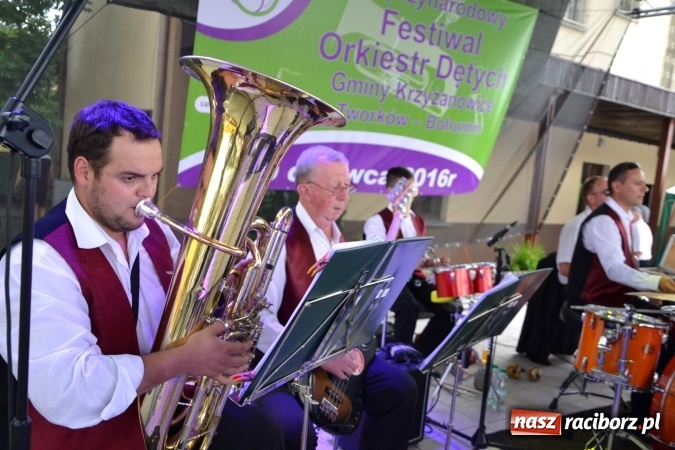 Zdjęcie w galerii na portalu naszraciborz.pl: IV Międzynarodowy Festiwal Orkiestr Dętych w Tworkowie wiadomości z regionu
