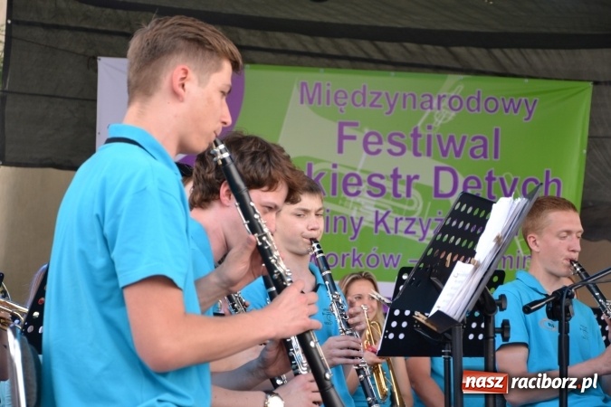 Zdjęcie w galerii na portalu naszraciborz.pl: IV Międzynarodowy Festiwal Orkiestr Dętych w Tworkowie wiadomości z regionu