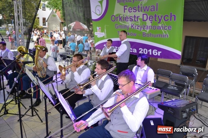 Zdjęcie w galerii na portalu naszraciborz.pl: IV Międzynarodowy Festiwal Orkiestr Dętych w Tworkowie wiadomości z regionu