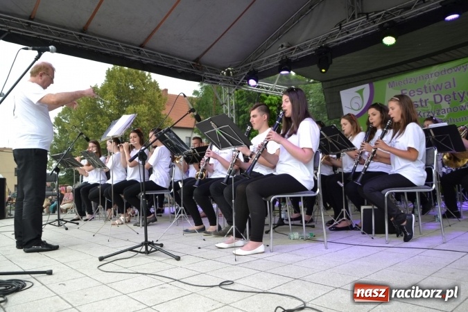 Zdjęcie w galerii na portalu naszraciborz.pl: IV Międzynarodowy Festiwal Orkiestr Dętych w Tworkowie wiadomości z regionu