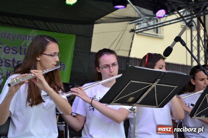 Zdjęcie w galerii na portalu naszraciborz.pl: IV Międzynarodowy Festiwal Orkiestr Dętych w Tworkowie wiadomości z regionu