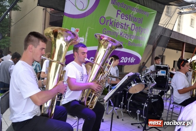 Zdjęcie w galerii na portalu naszraciborz.pl: IV Międzynarodowy Festiwal Orkiestr Dętych w Tworkowie wiadomości z regionu