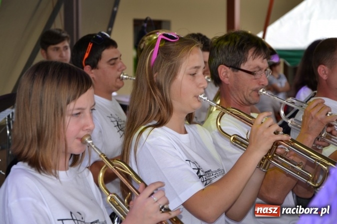 Zdjęcie w galerii na portalu naszraciborz.pl: IV Międzynarodowy Festiwal Orkiestr Dętych w Tworkowie wiadomości z regionu