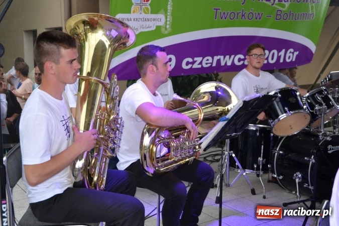 Zdjęcie w galerii na portalu naszraciborz.pl: IV Międzynarodowy Festiwal Orkiestr Dętych w Tworkowie wiadomości z regionu