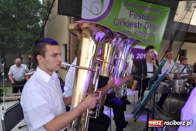 Zdjęcie w galerii na portalu naszraciborz.pl: IV Międzynarodowy Festiwal Orkiestr Dętych w Tworkowie wiadomości z regionu