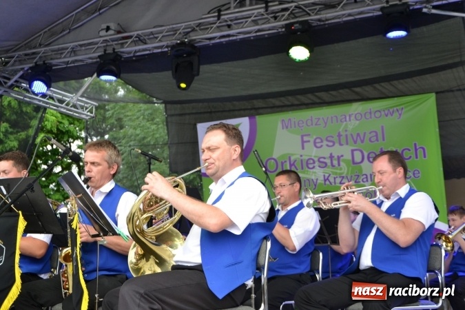 Zdjęcie w galerii na portalu naszraciborz.pl: IV Międzynarodowy Festiwal Orkiestr Dętych w Tworkowie wiadomości z regionu