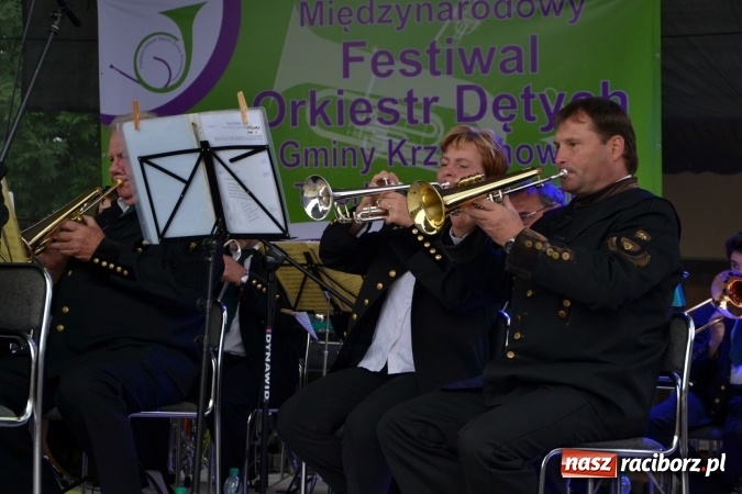 Zdjęcie w galerii na portalu naszraciborz.pl: IV Międzynarodowy Festiwal Orkiestr Dętych w Tworkowie wiadomości z regionu