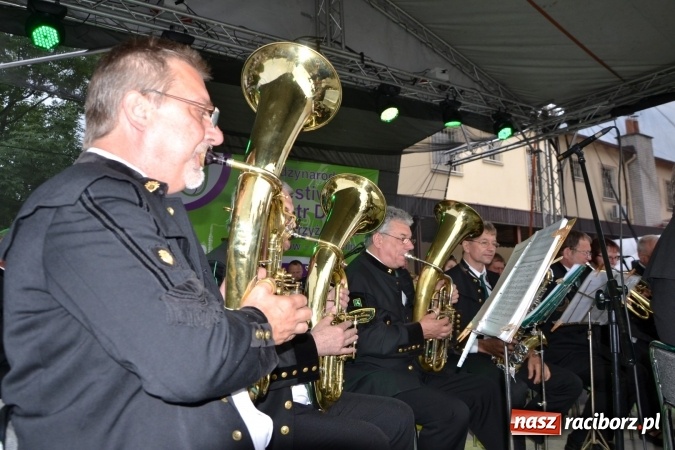 Zdjęcie w galerii na portalu naszraciborz.pl: IV Międzynarodowy Festiwal Orkiestr Dętych w Tworkowie wiadomości z regionu