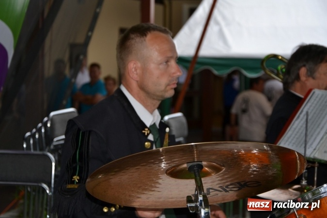 Zdjęcie w galerii na portalu naszraciborz.pl: IV Międzynarodowy Festiwal Orkiestr Dętych w Tworkowie wiadomości z regionu