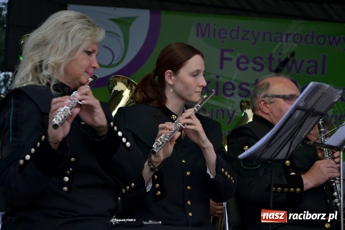 Zdjęcie w galerii na portalu naszraciborz.pl: IV Międzynarodowy Festiwal Orkiestr Dętych w Tworkowie wiadomości z regionu