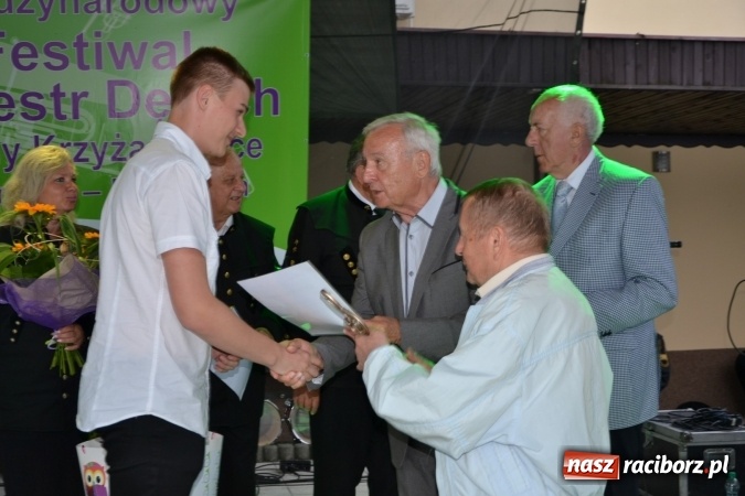 Zdjęcie w galerii na portalu naszraciborz.pl: IV Międzynarodowy Festiwal Orkiestr Dętych w Tworkowie wiadomości z regionu