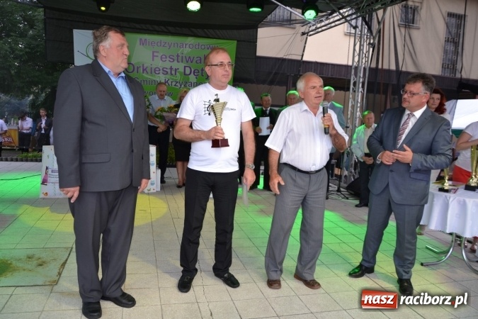 Zdjęcie w galerii na portalu naszraciborz.pl: IV Międzynarodowy Festiwal Orkiestr Dętych w Tworkowie wiadomości z regionu