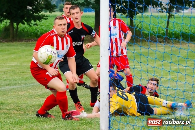 Zdjęcie w galerii na portalu naszraciborz.pl: Nerwówka w Bieńkowicach. Baraż nie dla Rogowa wiadomości z regionu