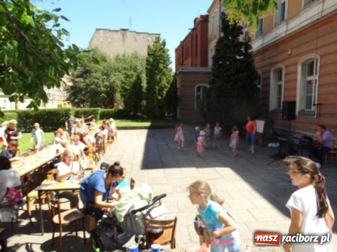 Zdjęcie w galerii na portalu naszraciborz.pl: Obchody IX Metropolitalnego Święta Rodziny w MDK-u wiadomości z regionu