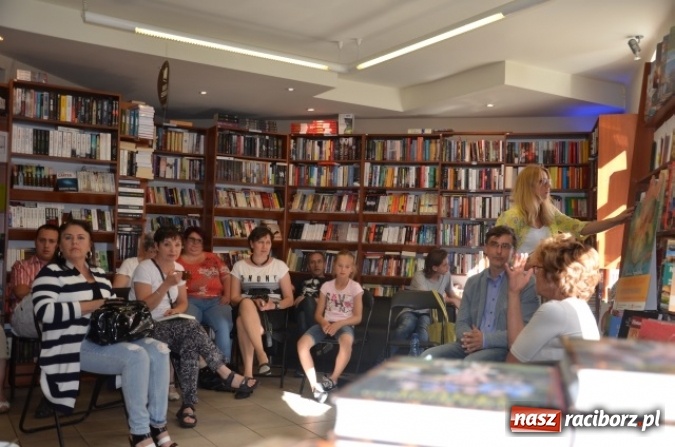 Zdjęcie w galerii na portalu naszraciborz.pl: Dorota Sumińska w Księgarni Sowa wiadomości z regionu
